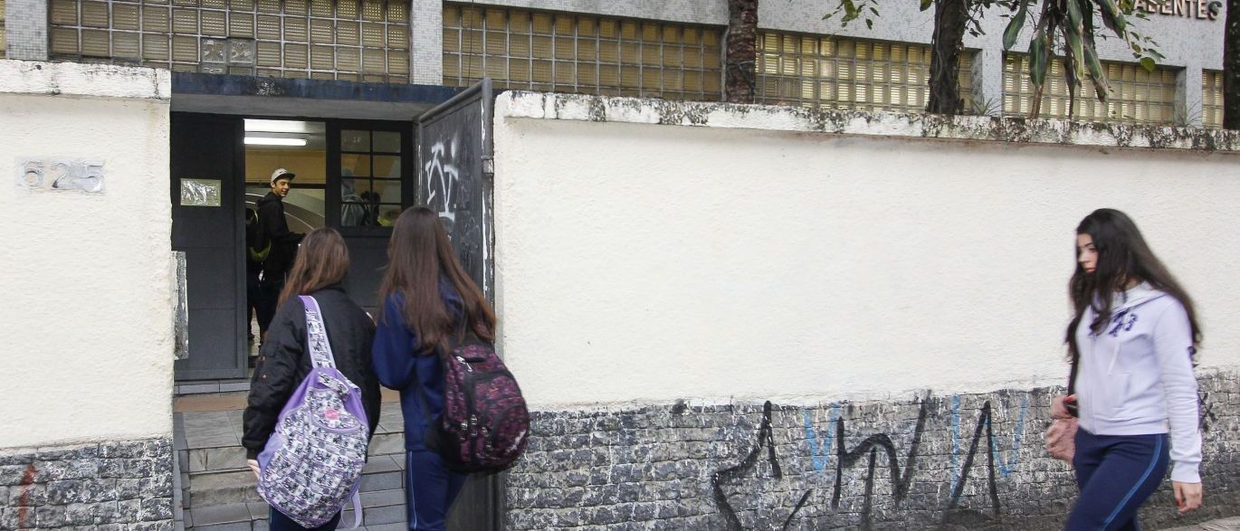 Brasil fica entre os piores do mundo em avaliação de educação