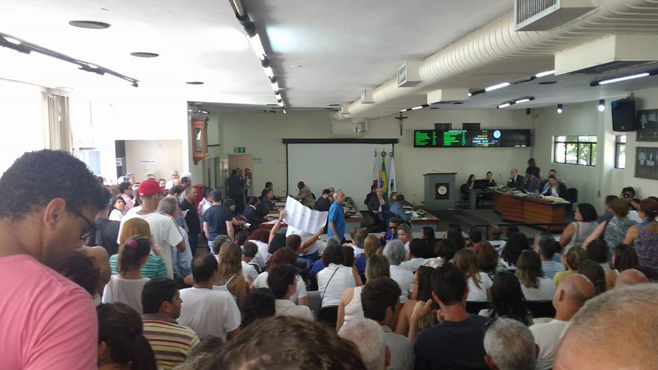Plenário da Câmara Municipal de Itabira tem a casa lotada