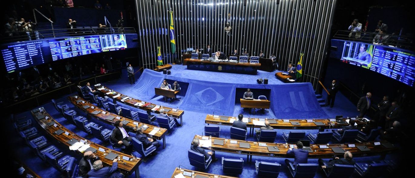 Senado aprova PEC do teto por 53 votos a favor e 16 contra