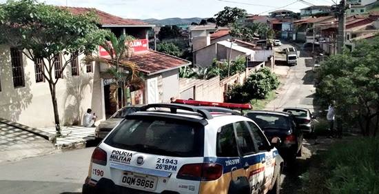 Bandido com arma branca causa pânico no bairro Colina