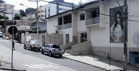 Salão de beleza é assaltado e bandido leva celular, dinheiro e produtos