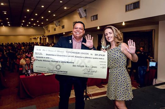 Paulo Gomes recebe grande prêmio da Hinode