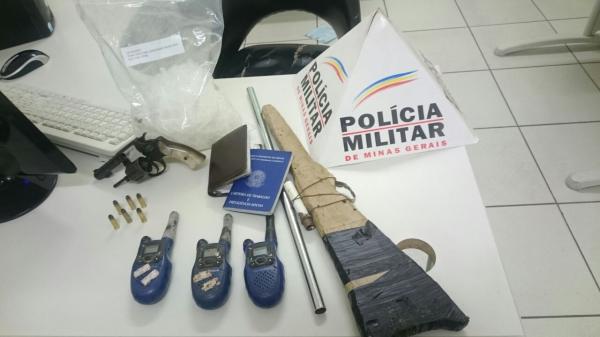 Polícia apreende armas, drogas, rádios comunicadores e veículos
