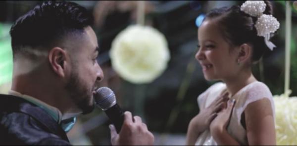 Noivo emociona a todos no casamento se declarando para sua enteada