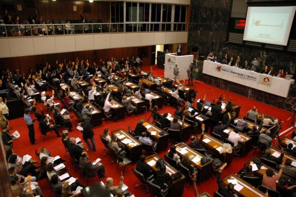 No Dia da Liberdade de Impostos, deputados mineiros aprovam reajuste para combustíveis