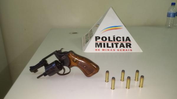 POLICIA MILITAR DURANTE ABORDAGEM DE INICIATIVA PRENDE HOMEM NO FÊNIX ARMADO COM REVÓLVER.