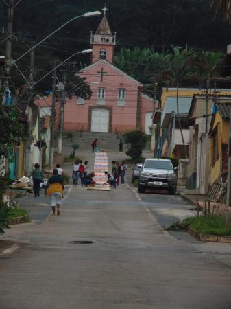 Comunidade da Vila Amélia monta tapete com cobertores para doações após a procissão