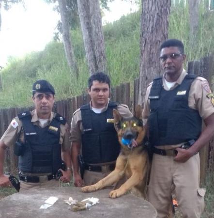 POLÍCIA MILITAR REALIZA OPERAÇÃO ANTIDROGAS NA RUA DA CHÁCARA BAIRRO BELA VISTA APREENDE MACONHA E CRACK.