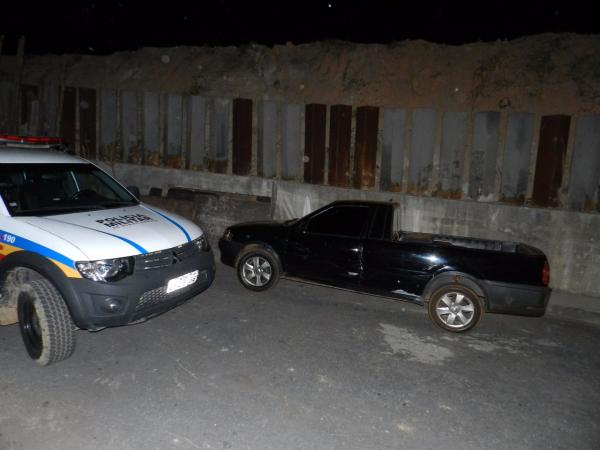 POLÍCIA MILITAR RECUPERA VEÍCULO TOMADO DE ASSALTO NA CIDADE DE ITABIRITO NO BAIRRO PRAIA E PRENDE RECEPTADOR.