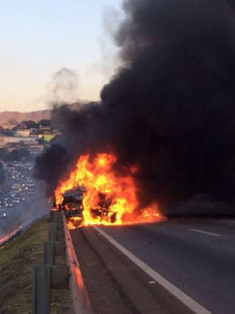 Um grave acidente neste momento no anel rodoviário de BH