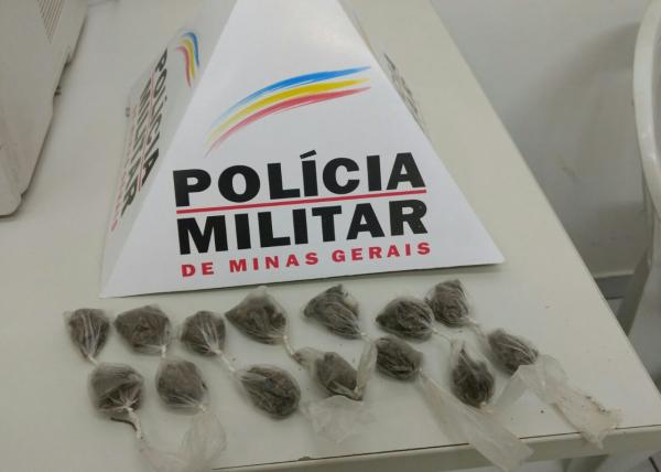 POLÍCIA MILITAR PRENDE TRAFICANTE NO BAIRRO FENIX E APREENDE BUCHAS DE MACONHA.
