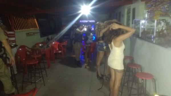 POLÍCIA MILITAR REALIZA OPERAÇÃO BATIDA POLICIAL EM VÁRIOS BARES DA CIDADE EM CONJUNTO COM OS FISCAIS DA PREFEITURA MUNICIPAL.