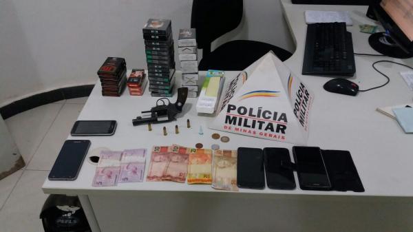 POLÍCIA MILITAR AGE RAPIDO PRENDE ASSALTANTES DO BAR “ EMPÓRIO DO LEÃO” NO POSTO ALE E RECUPERA MATERIAIS E APREENDE ARMA DE FOGO.