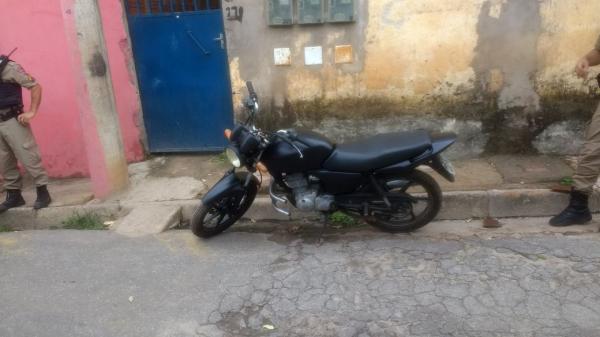 POLÍCIA MILITAR RECUPERA MOTOCICLETA TOMADA DE ASSALTO NO DIA 31/10/17 BAIRRO ELDORADO.
