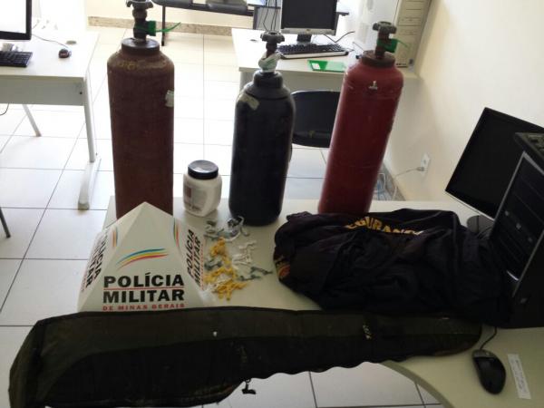 POLICIA MILITAR REALIZA UMA GRANDE OPERAÇÃO NO BAIRRO PEDREIRA APREENDE PEDRAS DE CRACK, MACONHA, 03 CILINDROS E UMA MOTOCICLETA.