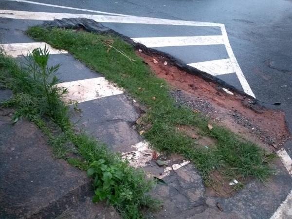 Buraco deixado pelo SAAE na rua Ingleses começa a nascer grama