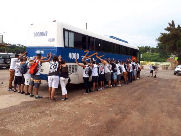 Torcedores revoltados com derrota de time apronta confusão na BR381 