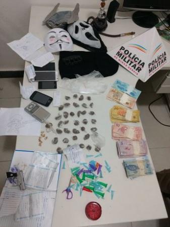 Policia militar prende/apreende 03 envolvidos com o tráfico de drogas