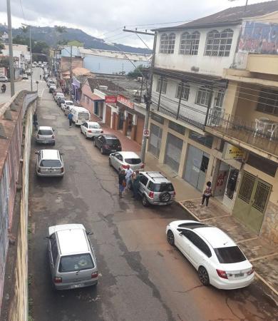 Postos recebem combustíveis e motoristas formam filas para abastecer em Itabira