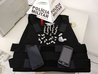 Polícia militar apreende drogas e prende suspeito com munição e colete balístico