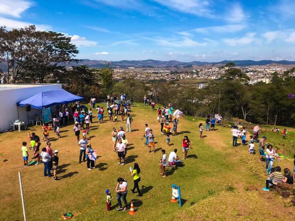 Festival de pipas colore céu no Pico do Amor