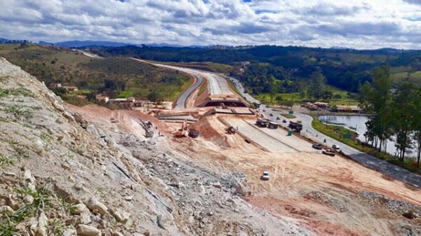 BR381 com vários pontos de retenções devido a duplicação