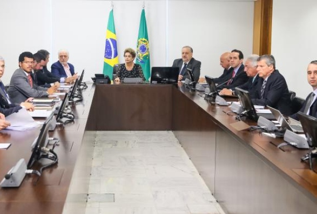 Governo anuncia medidas para desburocratizar negócios no país