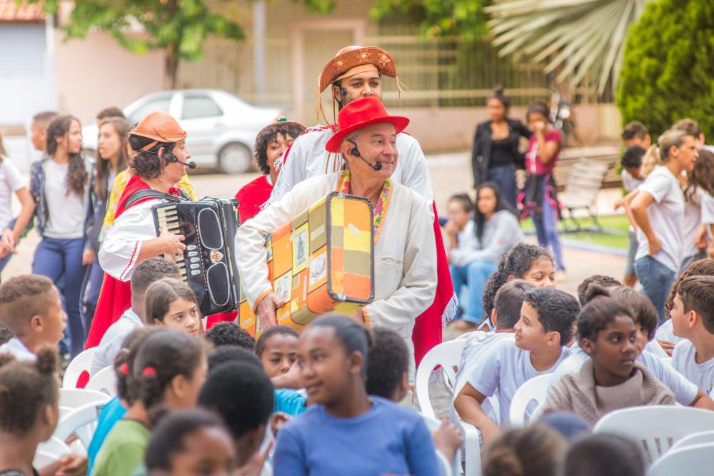 GRUPO PARANGOLÉ (BELO HORIZONTE) FAZ APRESENTAÇÃO GRATUITA DE ESPETÁCULO E ESQUETES TEATRAIS COM PARTICIPAÇÃO DE ESTUDANTES DE ESCOLAS PÚBLICAS, NA CIDADE DE FERROS 