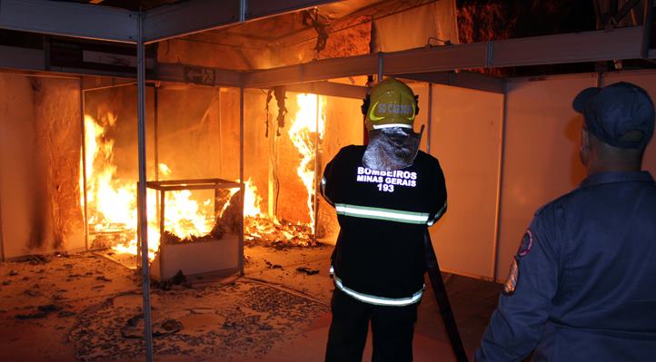 Dupla coloca fogo na Fenacouro após jogar coquetel molotov