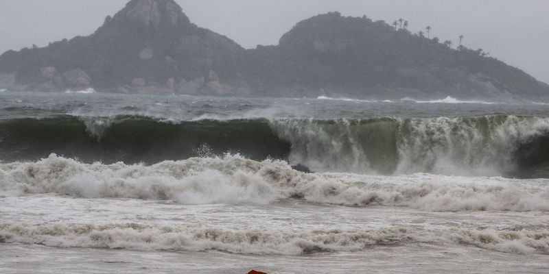 Buscas por bombeiro desaparecido em treinamento no mar do RJ continuam