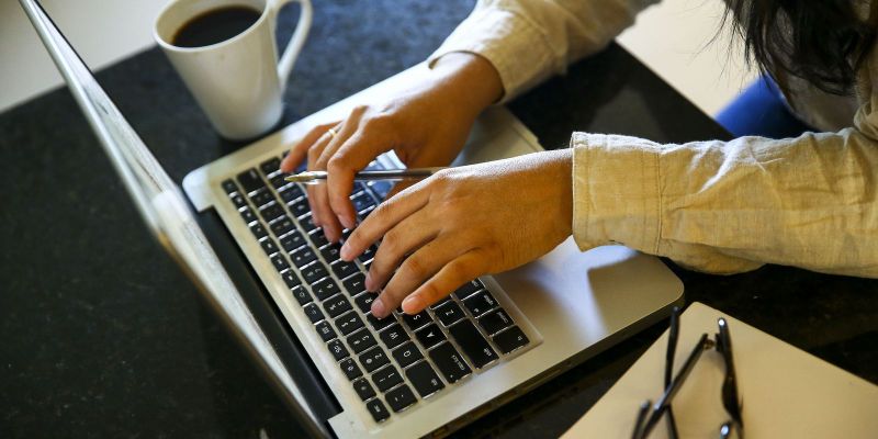 Em 2020, 21 mil pegaram covid-19 em ambientes de trabalho