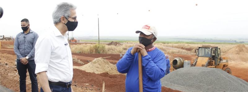 Governador Romeu Zema vistoria obra na MG-427, em Conceição das Alagoas