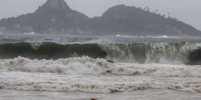 Rio de Janeiro tem aviso de ressaca para a noite deste domingo