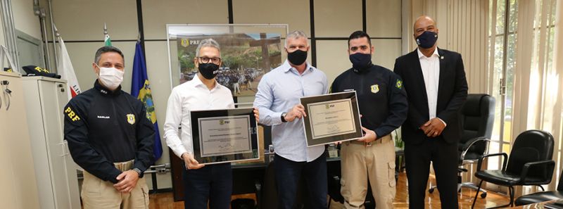 Romeu Zema recebe homenagem da PRF-MG