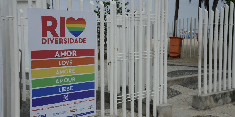 Rio celebra mês de orgulho LGBTI+ com instalação de painéis na orla