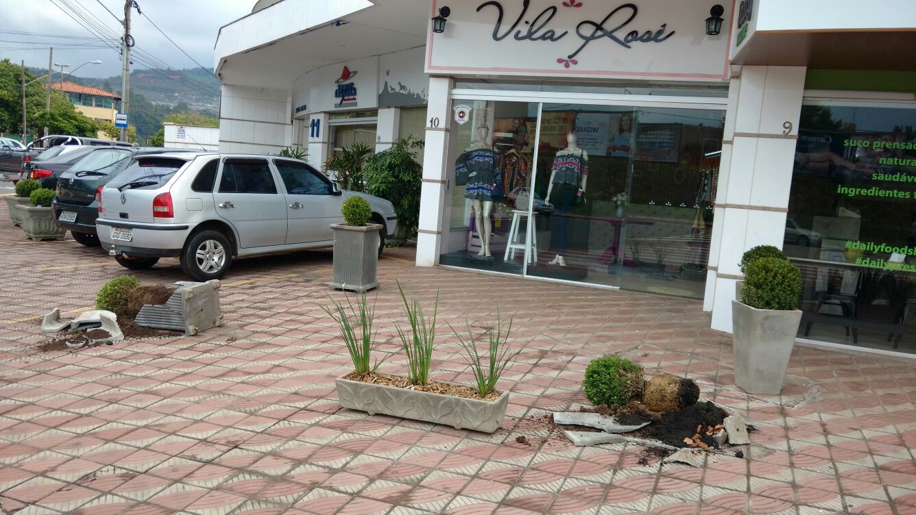 Domingo de vandalismo marca a região central