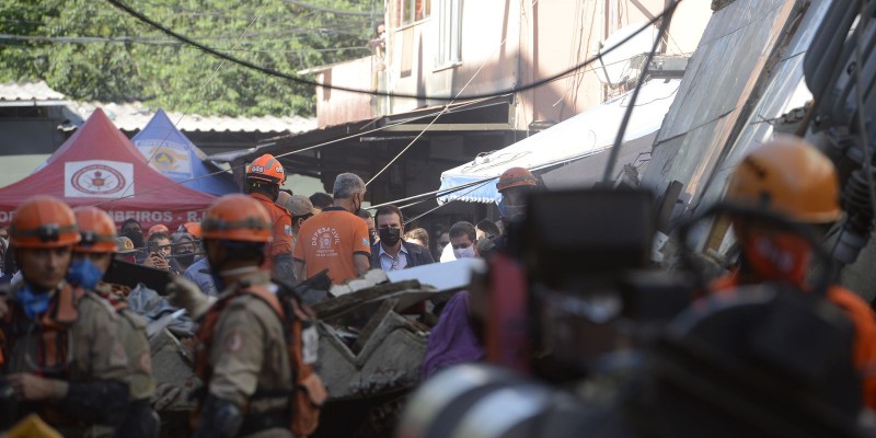 Polícia ouve dono de prédio que desabou no Rio