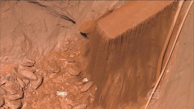 Após 4 meses da tragédia, ainda há lama sendo despejada no Rio Doce