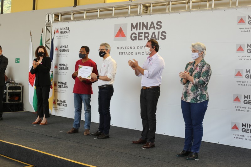 Romeu Zema entrega títulos de regularização fundiária em Ladainha, no Vale do Jequitinhonha