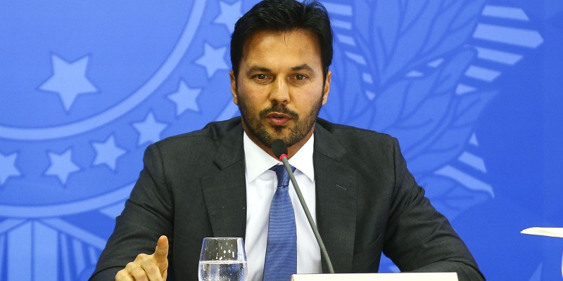 Ministro alerta operadoras sobre uso de falso sinal de 5G