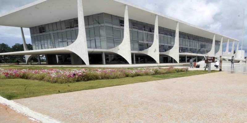 Bolsonaro sanciona lei com mudanças nos critérios de pagamento do BPC