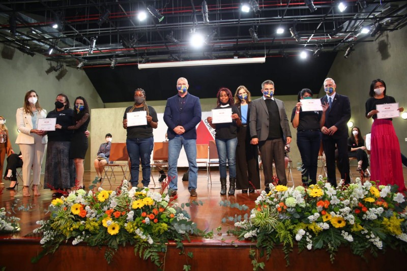 Mulheres vítimas de violência doméstica concluem cursos profissionalizantes do Projeto TransformAção  