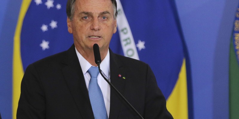 Bolsonaro sanciona projeto que revoga Lei de Segurança Nacional