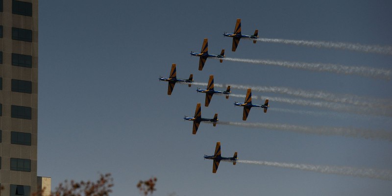 Esquadrilha da Fumaça encanta público em celebração no Alvorada