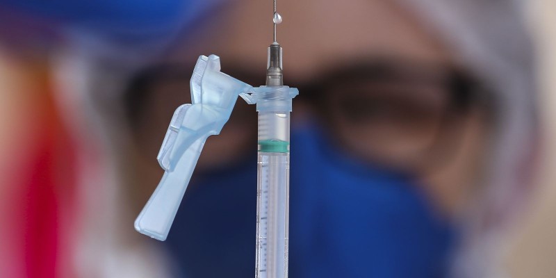 Empresa que intermediou contrato de vacina é alvo de operação da PF