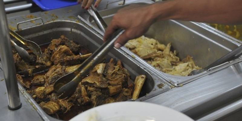 Ação pede para a prefeitura de SP continuar distribuindo marmitas