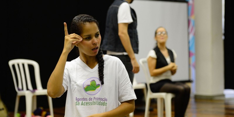 Surdos defendem Libras como segundo idioma oficial do Brasil