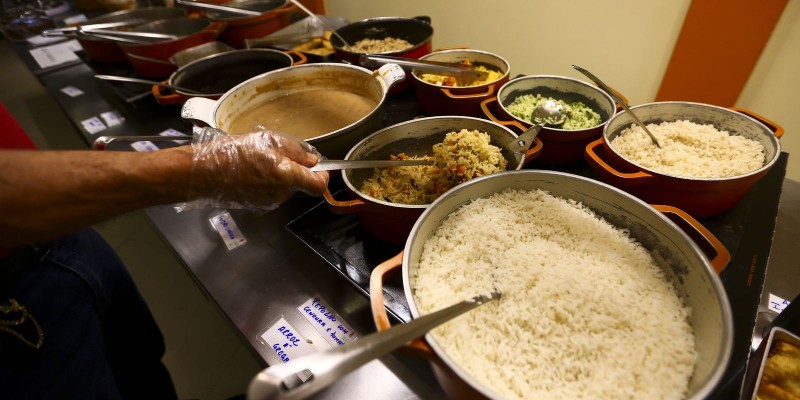 Prefeitura de SP vai manter distribuição de marmitas 