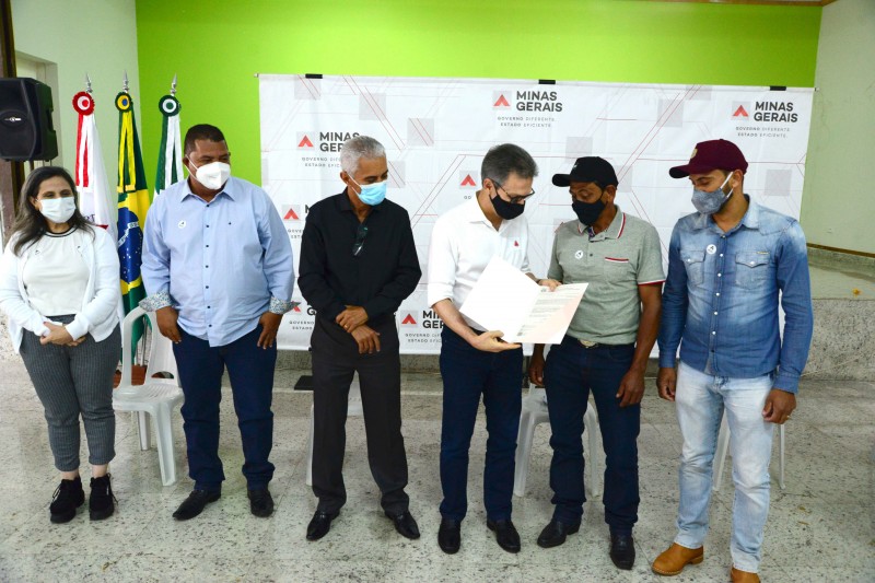 Romeu Zema entrega títulos de propriedade rural e se encontra com prefeitos em Divino das Laranjeiras