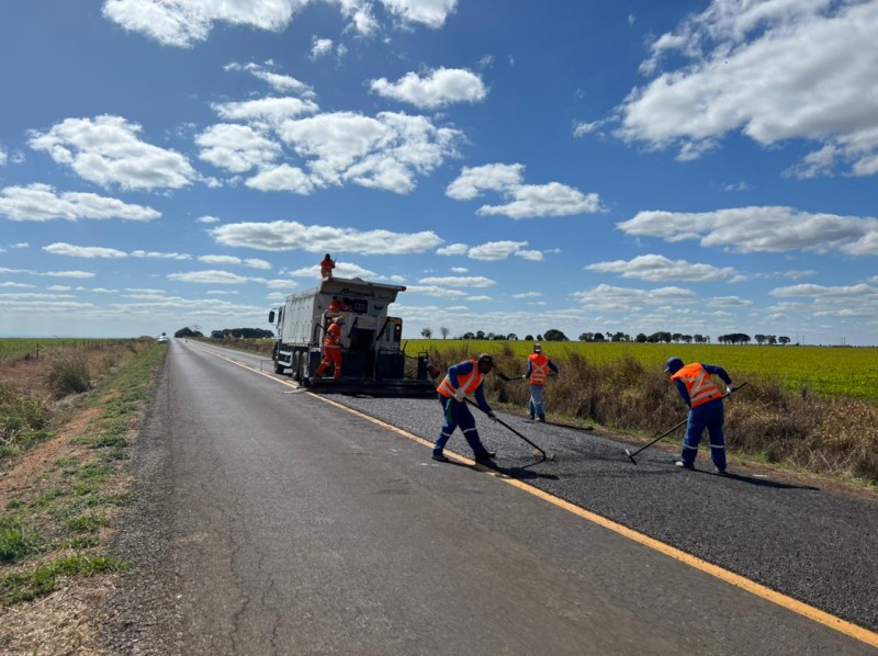 Rodovia do Leite, no Noroeste de Minas, recebe novo asfalto